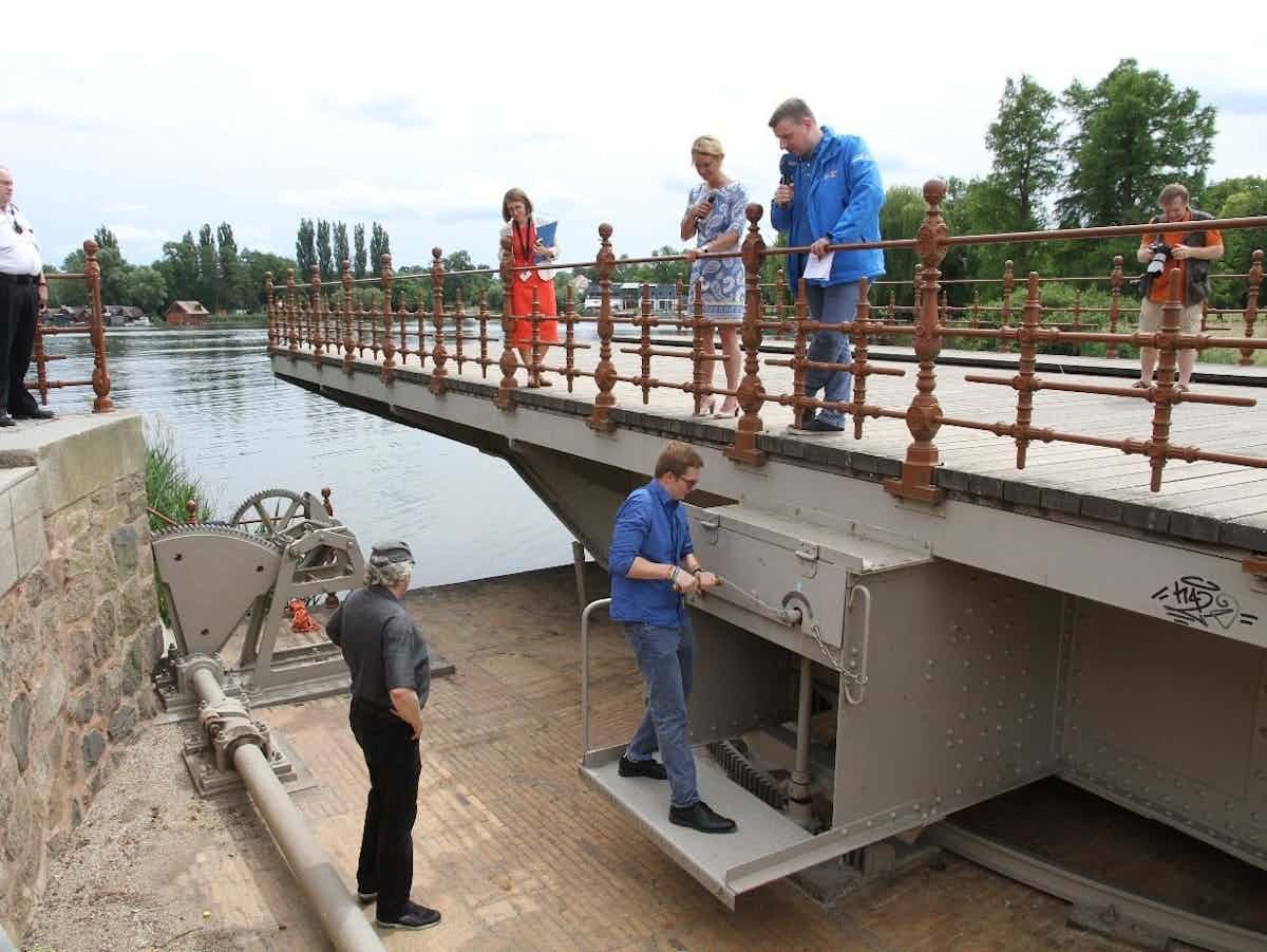 Öffnung der historischen Drehbrücke