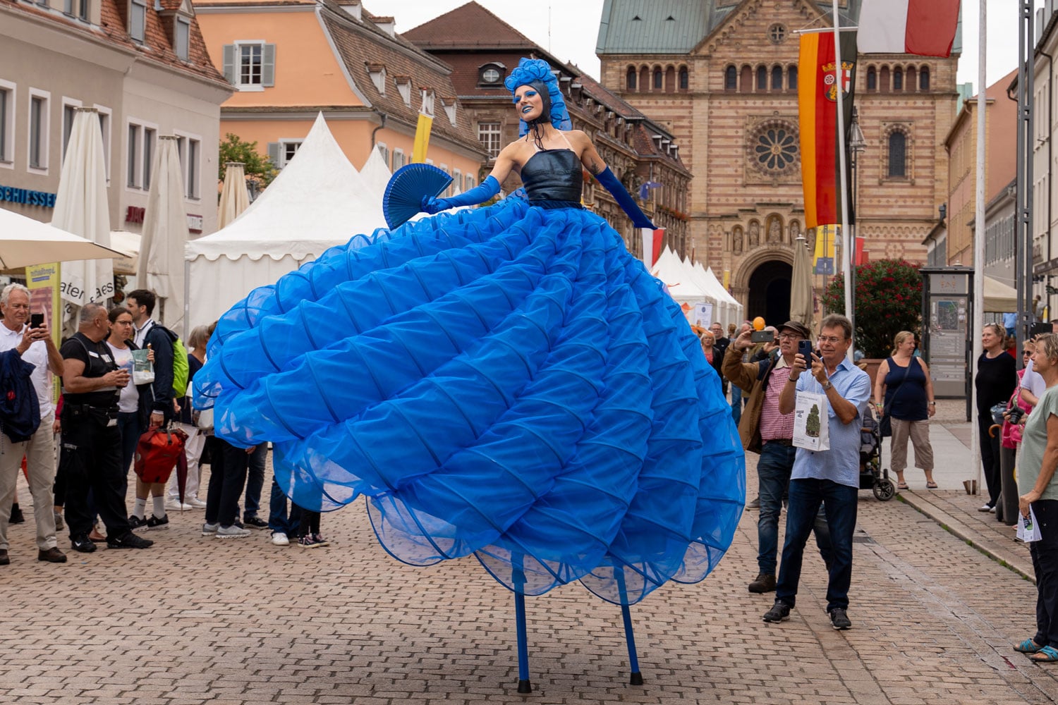 Spektakuläre Fotos mit den Stelzenläuferinnen vor der Kulisse des Speyer Doms Spektakuläre Fotos mit den Stelzenläuferinnen vor der Kulisse des Speyer Doms