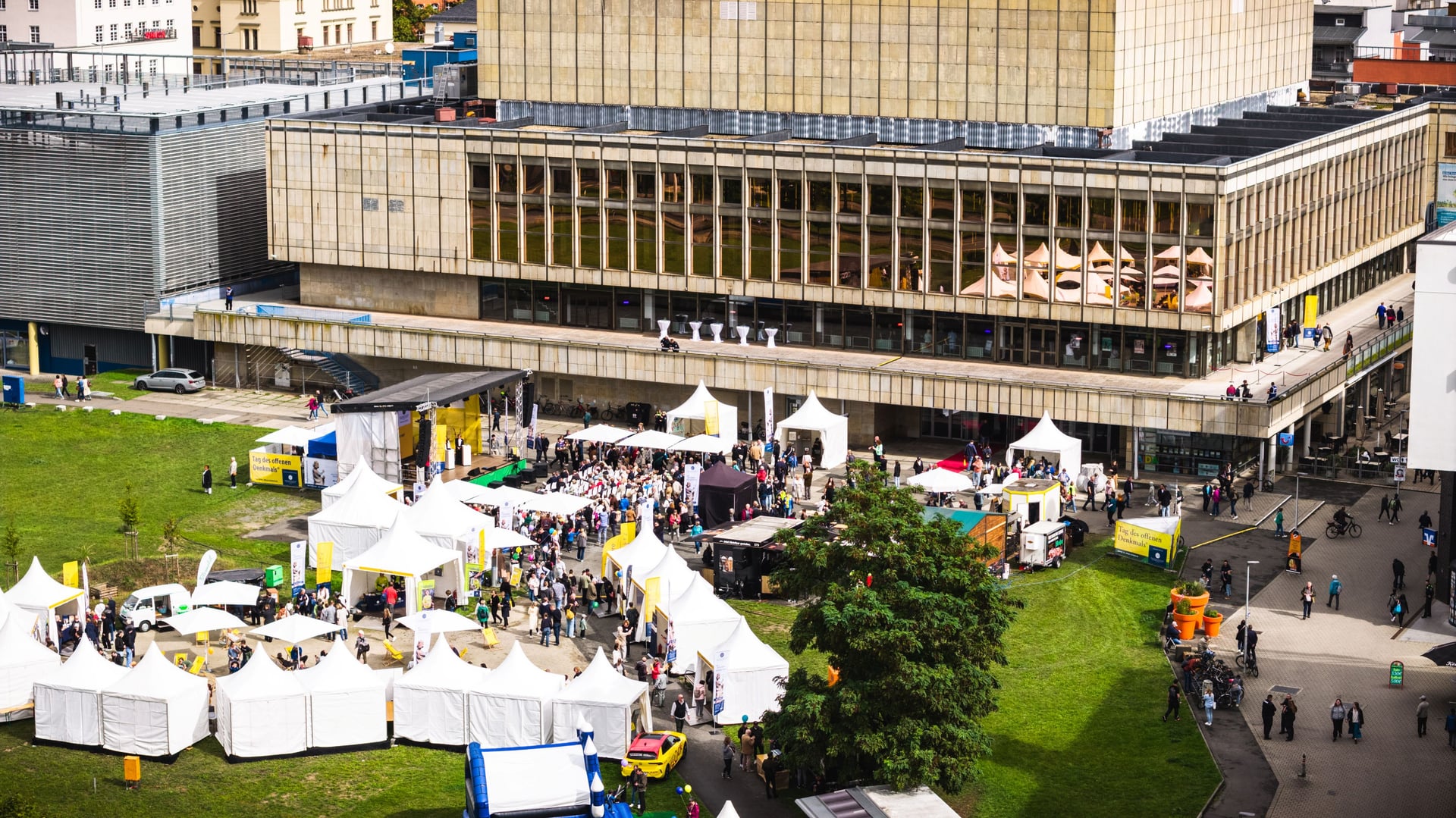 Das Bühnenprogramm und der Markt der Möglichkeiten vor dem KuK Gera Das Bühnenprogramm und der Markt der Möglichkeiten vor dem KuK Gera