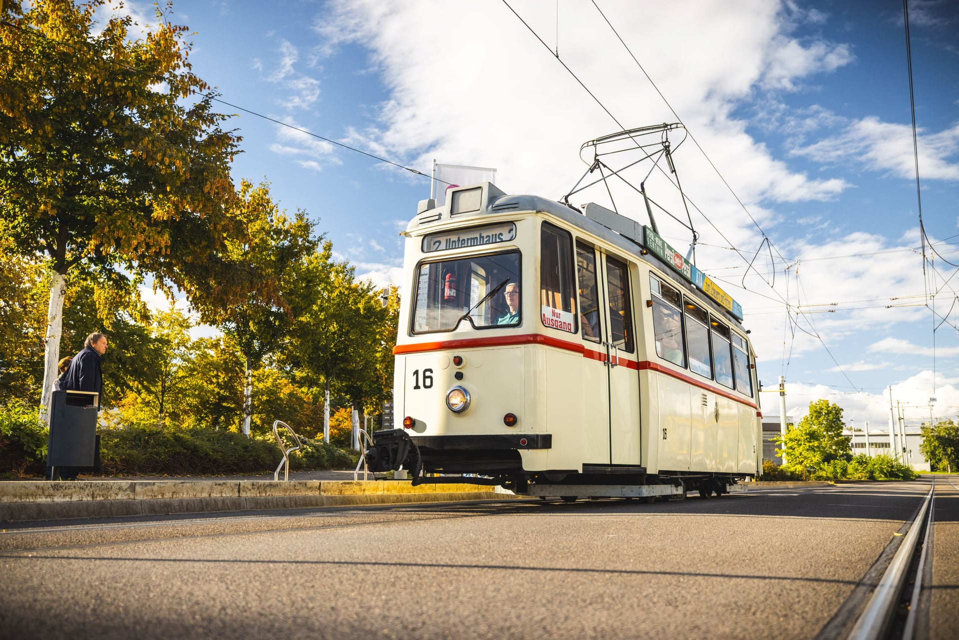 Besucher in Gera konnten mit der historischen Straßenbahn das Fahrgefühl von anno dazumal erleben Besucher in Gera konnten mit der historischen Straßenbahn das Fahrgefühl von anno dazumal erleben