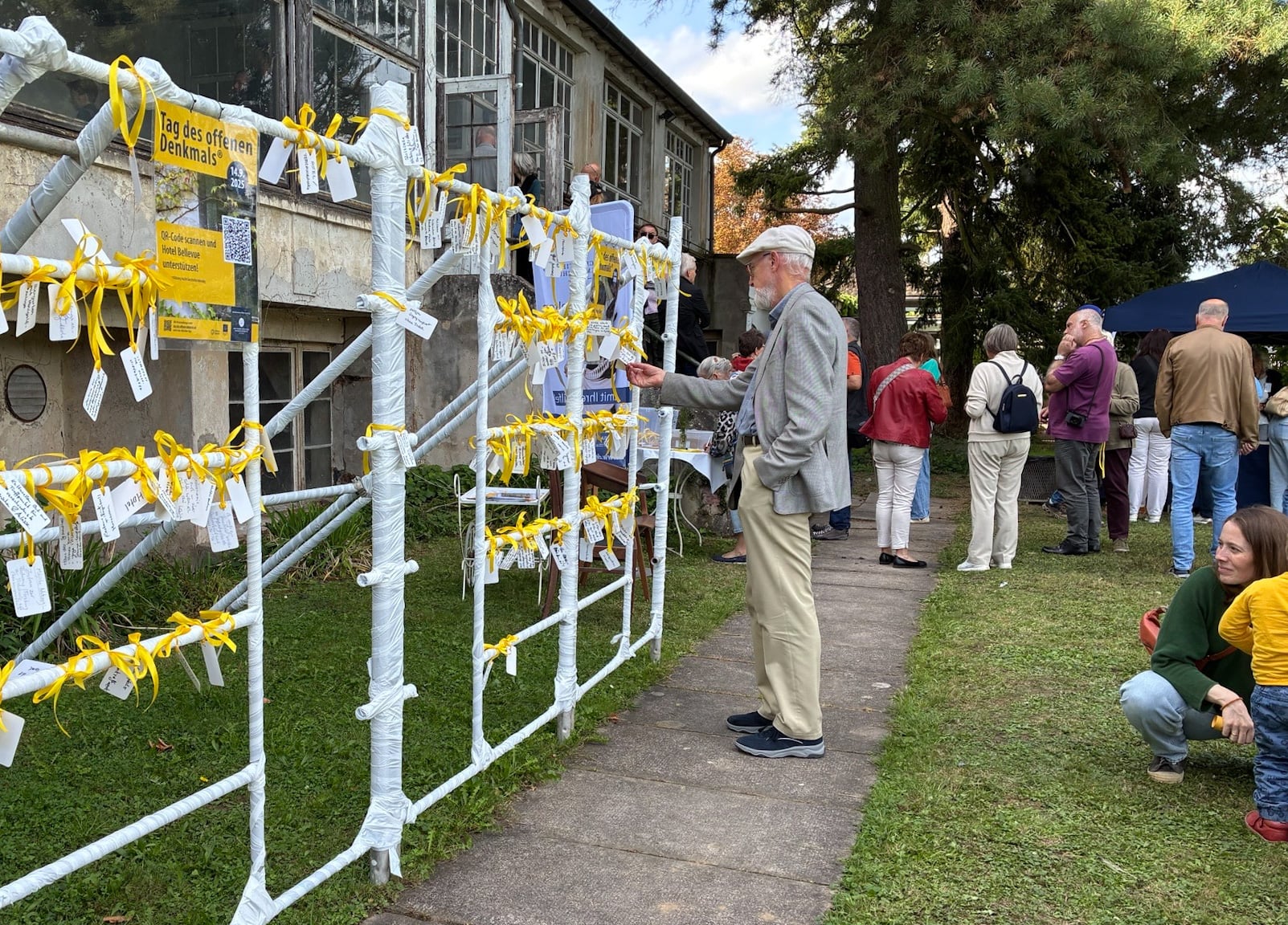 Am Wunschbaum konnten die Gäste Ideen für die Zukunft des Hotels platzieren. Am Wunschbaum konnten die Gäste Ideen für die Zukunft des Hotels platzieren.