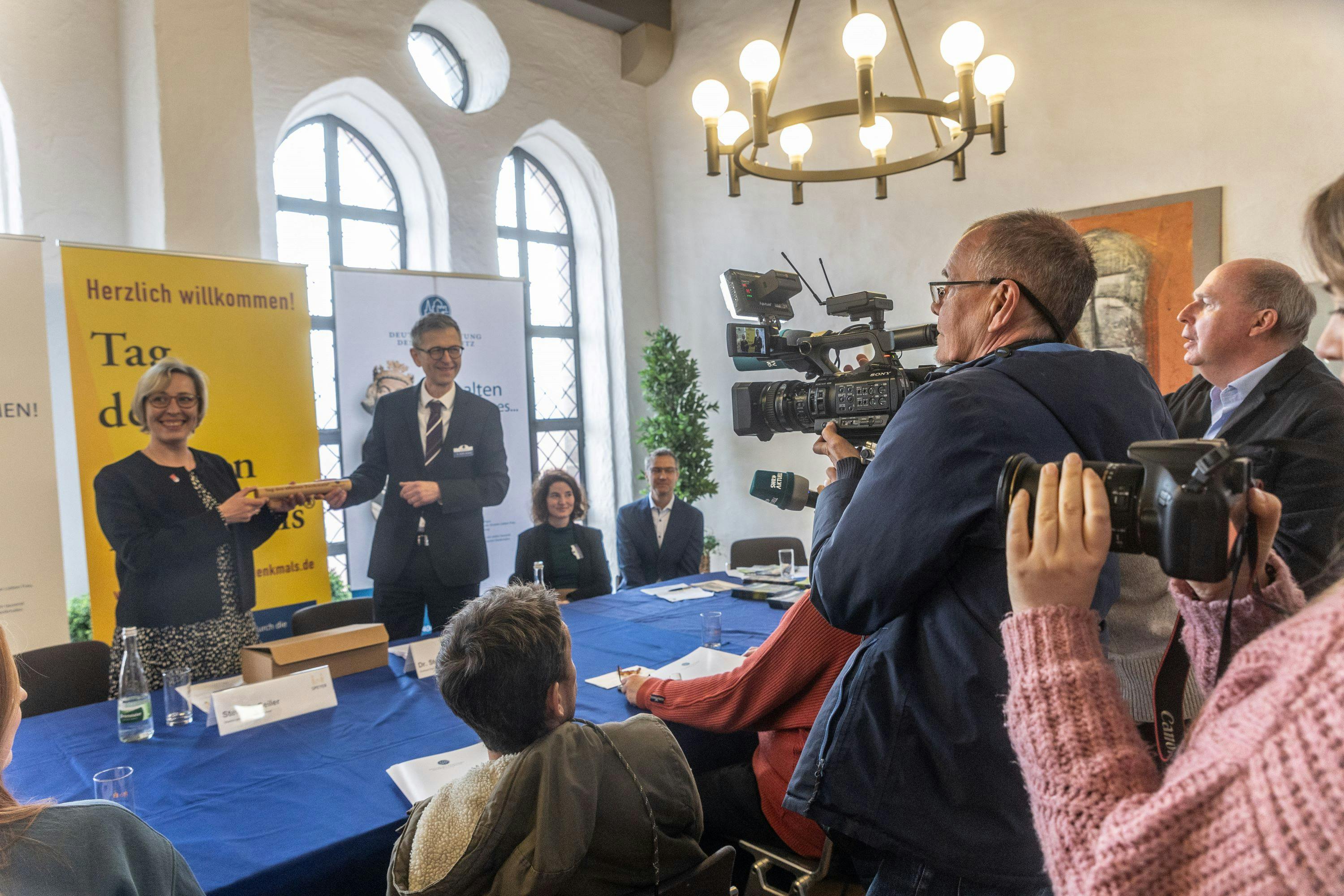 Pressekonferenz in Speyer mit offizieller symbolischer Staffelübergabe.