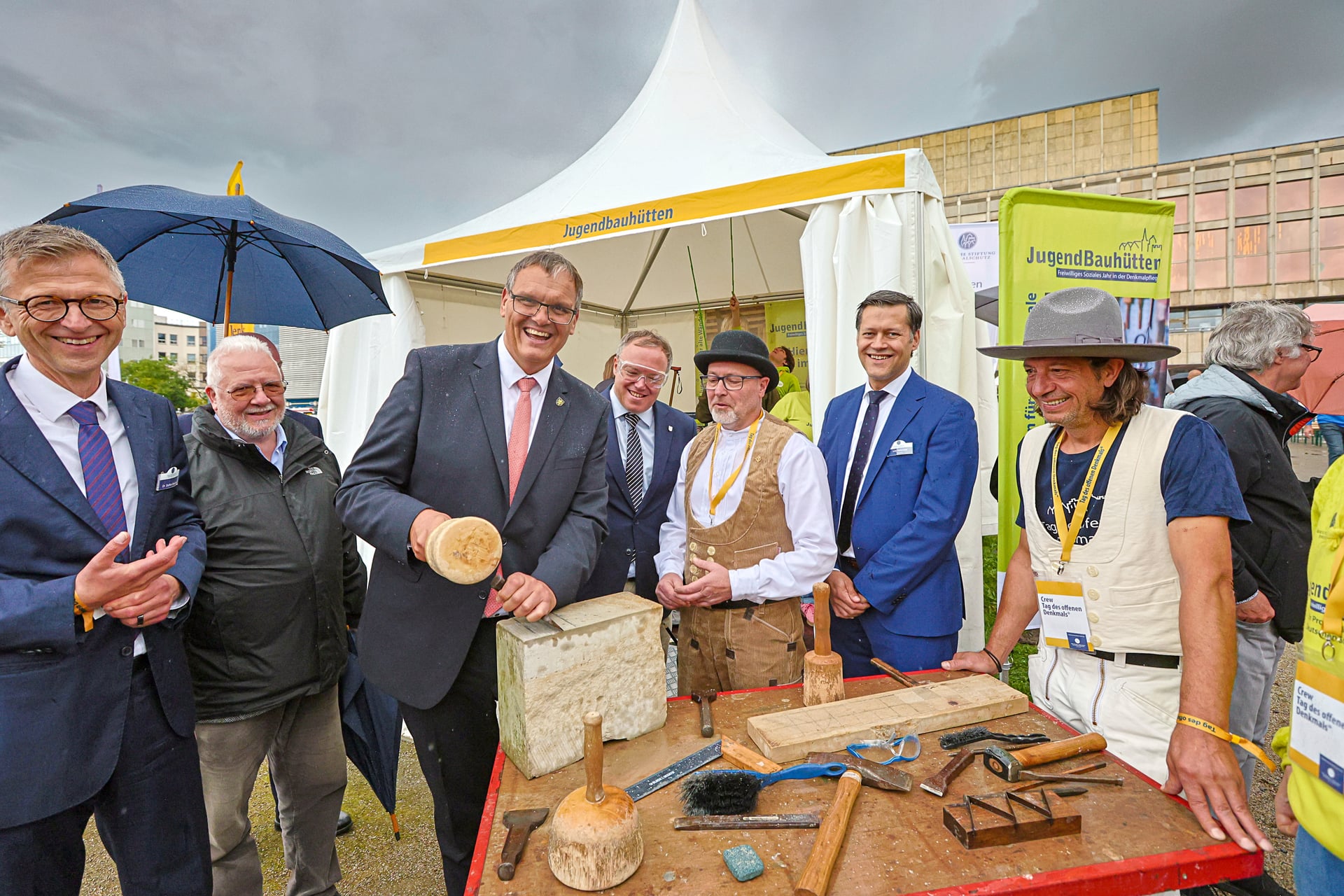 Auf dem Markt der Möglichkeiten bot sich die Gelegenheit auch für die Politik, das Handwerk auszuprobieren. Auf dem Markt der Möglichkeiten bot sich die Gelegenheit auch für die Politik, das Handwerk auszuprobieren.
